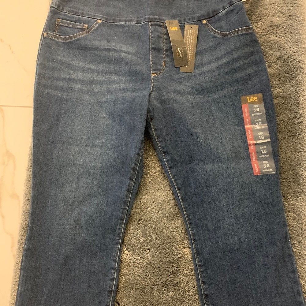 NWT Lee pull on denim capri size 16